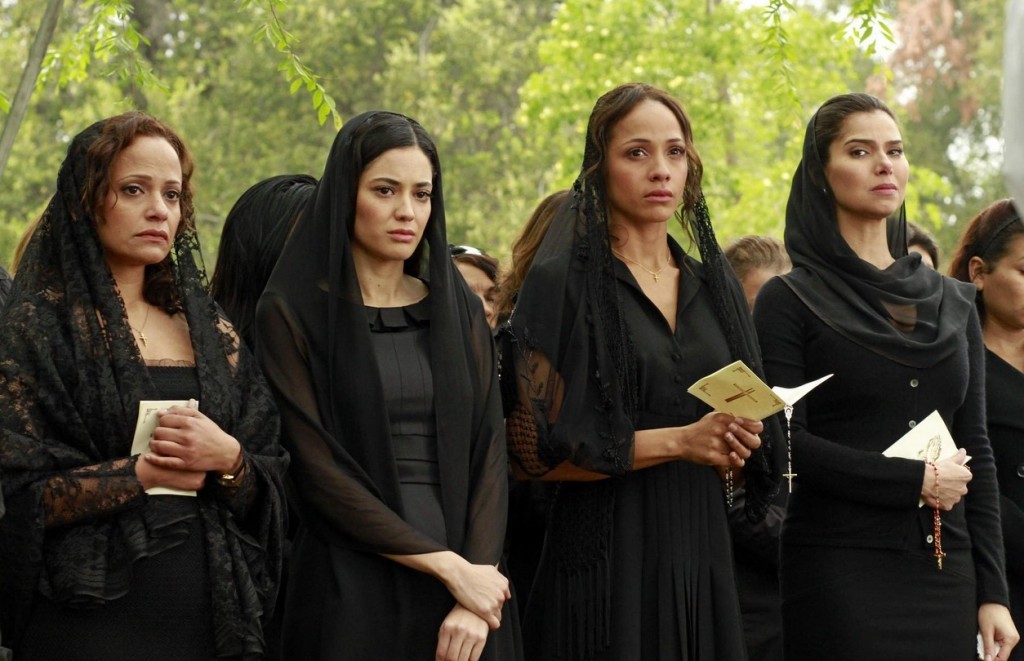 Zoila (Judy Reyes), Valentina (Edy Ganem), Rosie (Dania Ramirez) et Carmen (Roselyn Sanchez) à l'enterrement de Flora