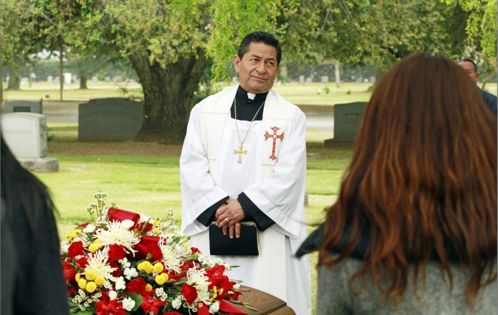 Le prêtre lors de l'enterrement de Flora