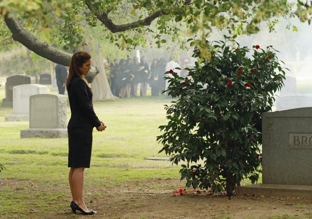 Marisol (Ana Ortiz) se recueille sur une tombe