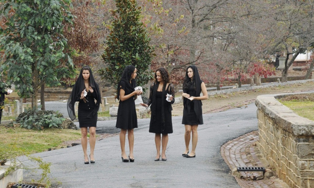 Carmen (Roselyn Sanchez), Rosie (Dania Ramirez), Zoila (Judy Reyes) et Valentina (Edy Ganem) partent de l'enterrement de Flora