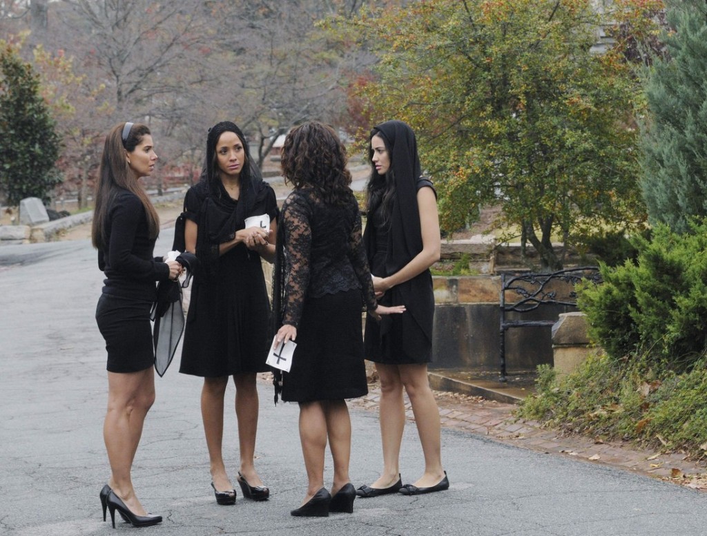 Carmen (Roselyn Sanchez), Rosie (Dania Ramirez), Zoila (Judy Reyes) et Valentina (Edy Ganem) discutent après l'enterrement de Flora
