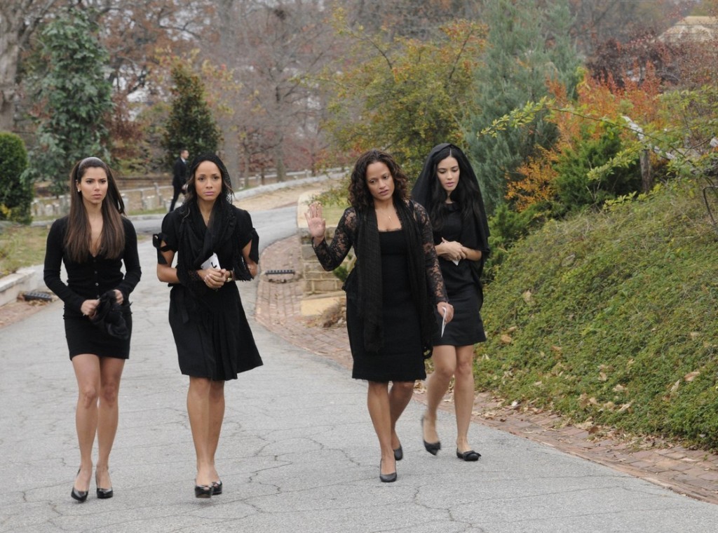 Carmen (Roselyn Sanchez), Rosie (Dania Ramirez), Zoila (Judy Reyes) et Valentina (Edy Ganem) partent de l'enterrement de Flora