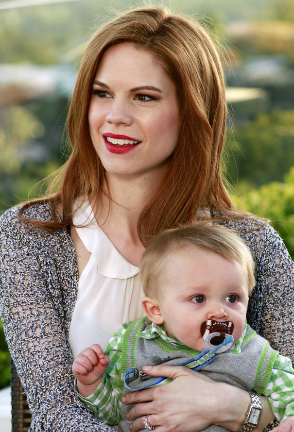 Peri Westmore (Mariana Klaveno) portant son fils Tucker