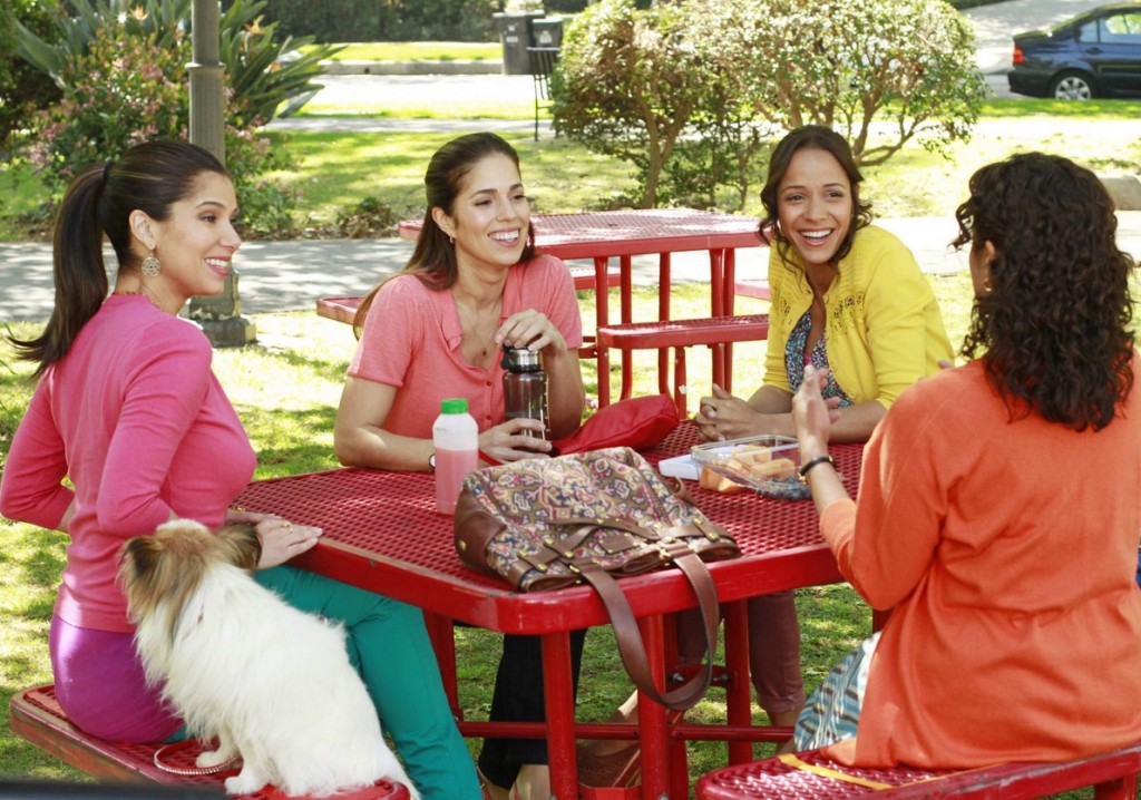 Carmen (Roselyn Sanchez), Marisol (Ana Ortiz), Rosie (Dania Ramirez) et Zoila (Judy Reyes) discutant de leur travail