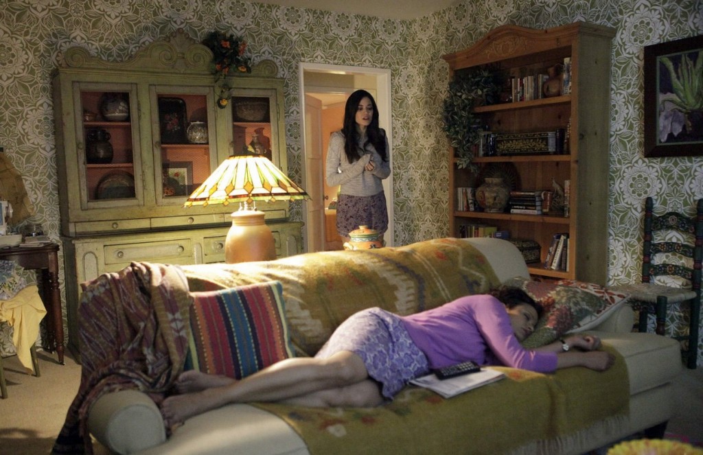Valentina (Edy Ganem) aperçoit sa mère, Zoila (Judy Reyes), endormie sur le canapé