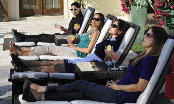 Carmen (Roselyn Sanchez), Rosie (Dania Ramirez), Zoila (Judy Reyes) et Marisol (Ana Ortiz) se prélassant au bord d'une piscine