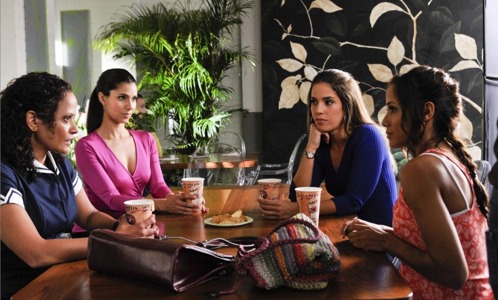 Zoila (Judy Reyes), Carmen (Roselyn Sanchez), Marisol (Ana Ortiz) et Rosie (Dania Ramirez) prennent un café ensemble