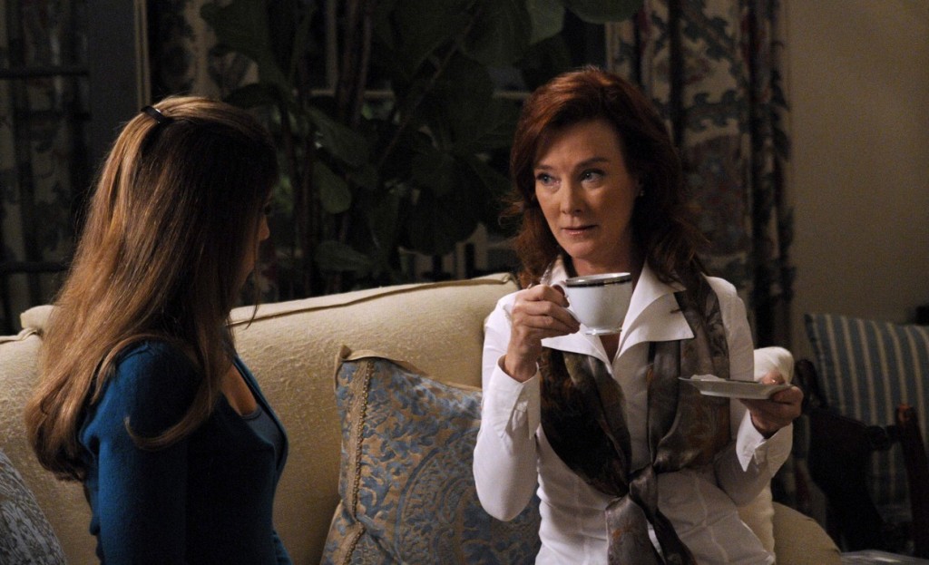 Marisol (Ana Ortiz) et Olivia (Valérie Mahaffey) boivent du thé ensemble tout en discutant