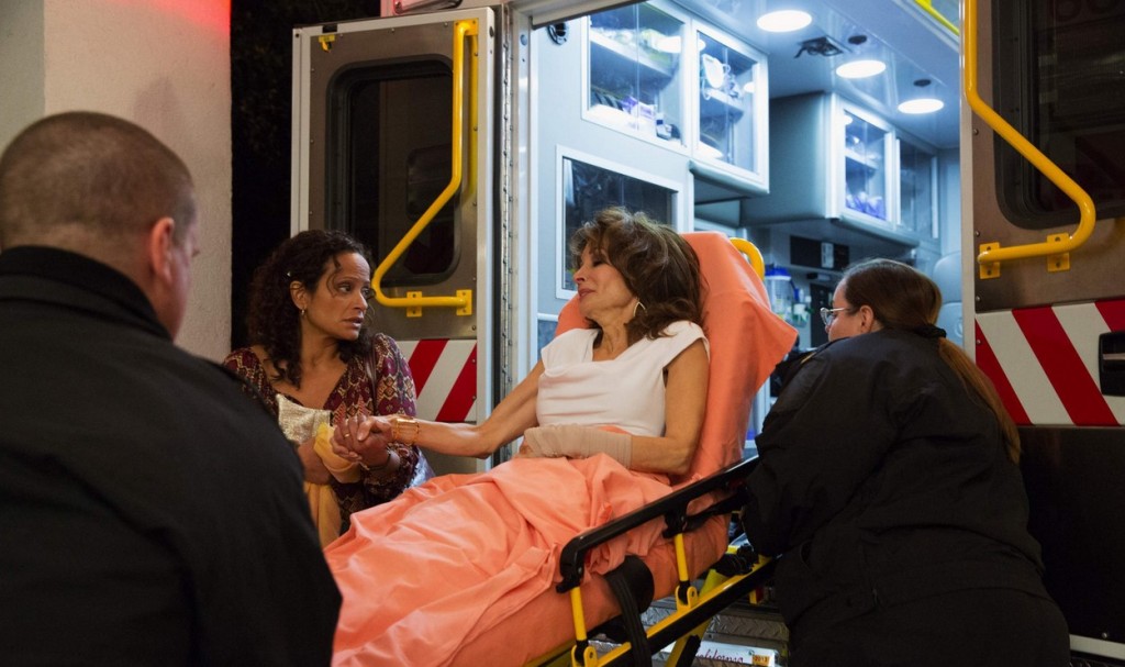 Zoila (Judy Reyes) accompagne Genevieve (Susan Lucci) aux urgences après la mauvaise chute de cette dernière