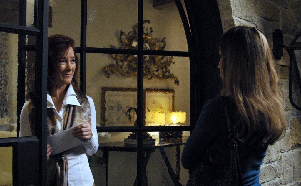 Marisol (Ana Ortiz) vient apporter une lettre à Olivia (Valérie Mahaffey)