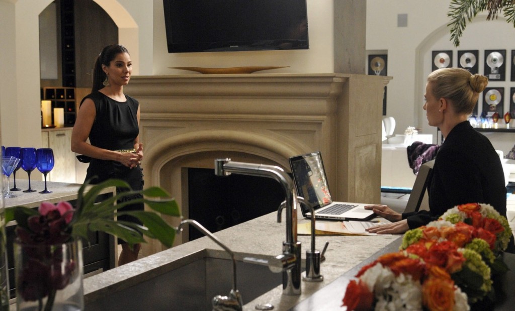 Carmen (Roselyn Sanchez) remercie Odessa (Melinda Page Hamilton) de lui rendre un service