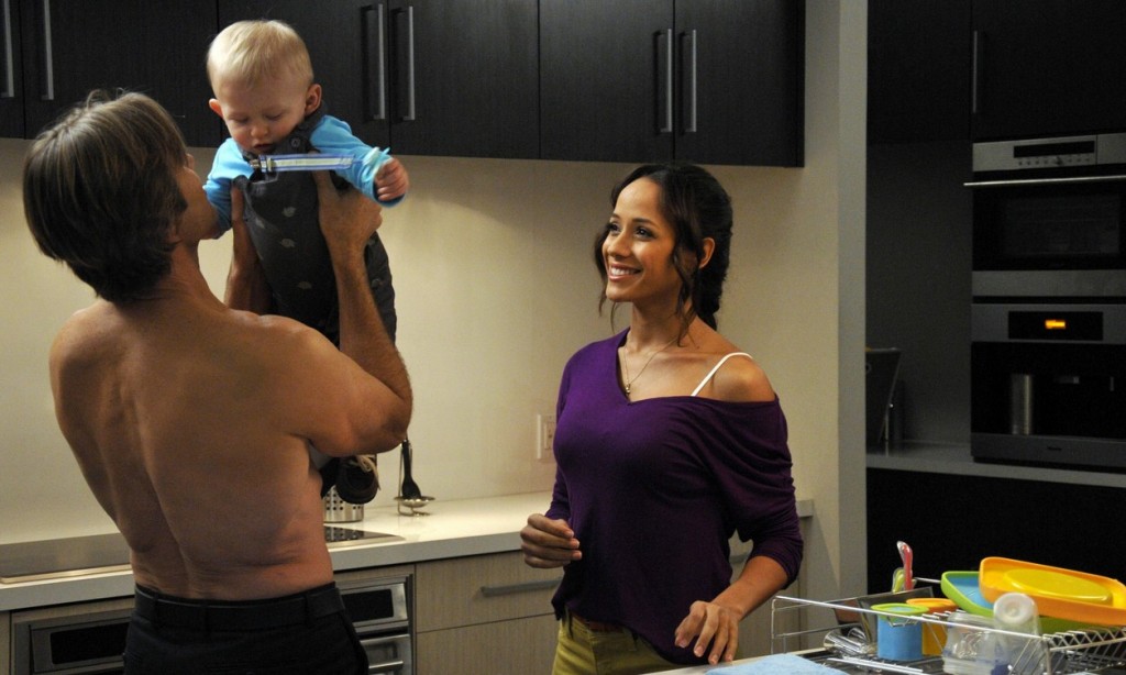 Spence (Grant Show) porte son fils Tucker dans ses bras sous le regard amusé de Rosie (Dania Ramirez)