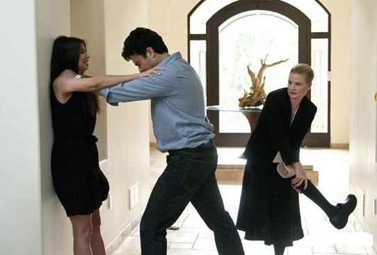 Oscar (Jaime Camil) essaie d'étrangler Carmen (Roselyn Sanchez) et Odessa (Melinda Page Hamilton) est sur le point de lui asséner un coup avec sa prothèse