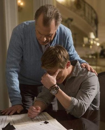 Philippe (Stephen Collins) console son fils, Remi (Drew Van Acker)