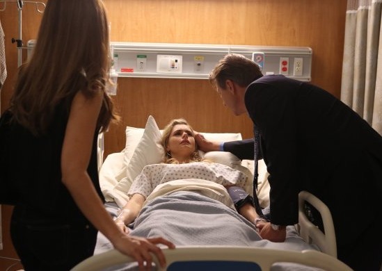 Michael (Brett Cullen) et Marisol (Ana Ortiz) rendent visite à Taylor (Brianna Brown) à l'hôpital