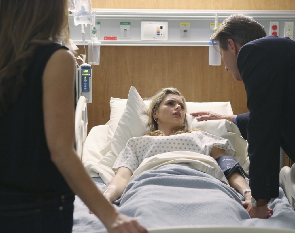 Michael (Brett Cullen) et Marisol (Ana Ortiz) viennent rendre visite à Taylor (Brianna Brown) à l'hôpital