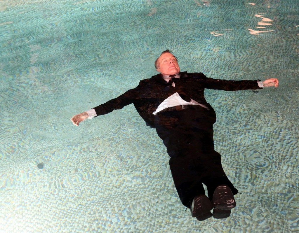 Philippe (Stephen Collins), mort dans la piscine