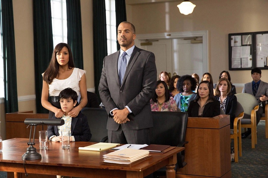Rosie (Dania Ramirez), Miguel (Octavio Westwood) et leur avocat Reggie (Reggie Austin) face au juge
