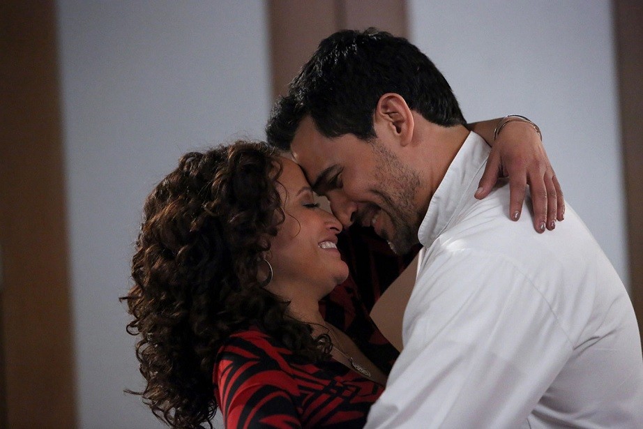 Zoila (Judy Reyes) et Javier Mendoza (Ivan Hernandez) tout heureux