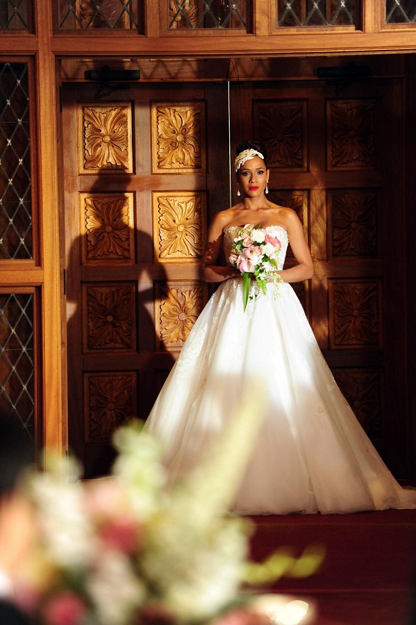 Rosie (Dania Ramirez) en robe de mariée
