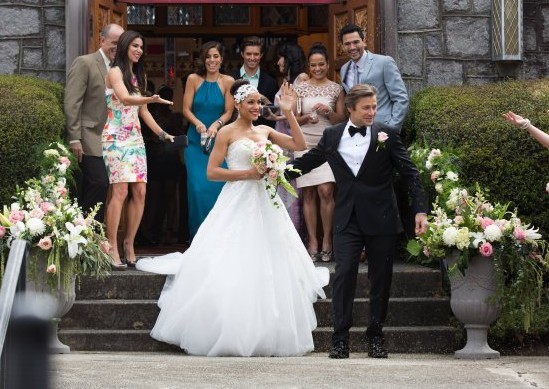Rosie (Dania Ramirez) et Spence (Grant Show) lors de leur mariage, entourés de leurs invités