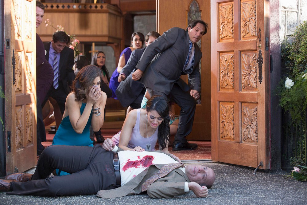 Pablo (Alex Fernandez) est touché, Marisol (Ana Ortiz) et Valentina (Edy Ganem) sont effrayées