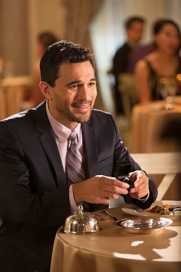 Javier Mendoza (Ivan Hernandez) fait sa demande en mariage