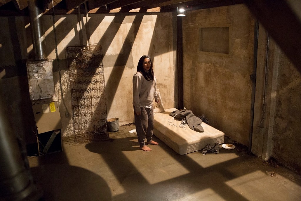 Blanca (Naya Rivera) se relève de son matelas où elle était attachée